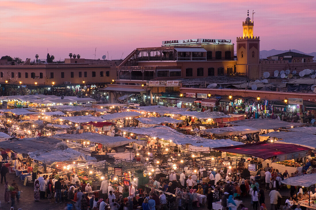 Marokko. Sonnenuntergang über dem berühmten Platz Djemaa El-Fna in Marrakesch
