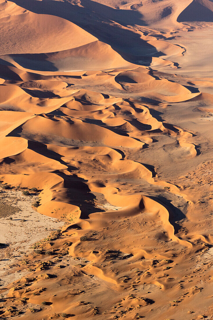Afrika, Namibia, Namib-Naukluft-Park. Luftaufnahme einer Wüstenlandschaft