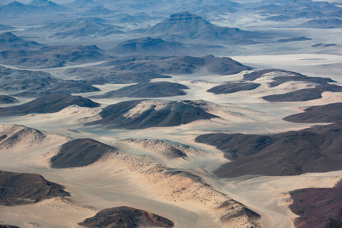 Afrika, Namibia, Damaraland. Luftaufnahme der mit Gräsern bewachsenen Berge im Damaraland.