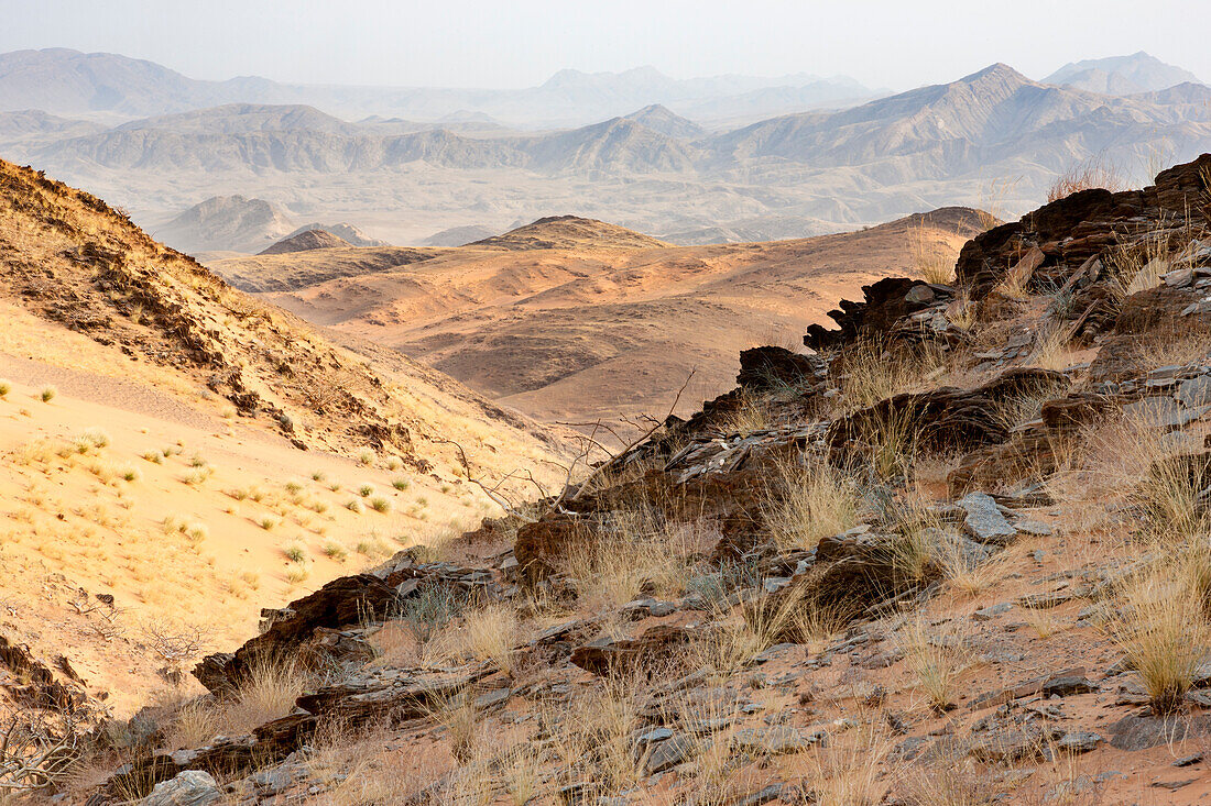 Afrika, Namibia, Nordwest-Namibia, Hartmannstal. Blick auf Hartmanns Tal von den Bergen aus.