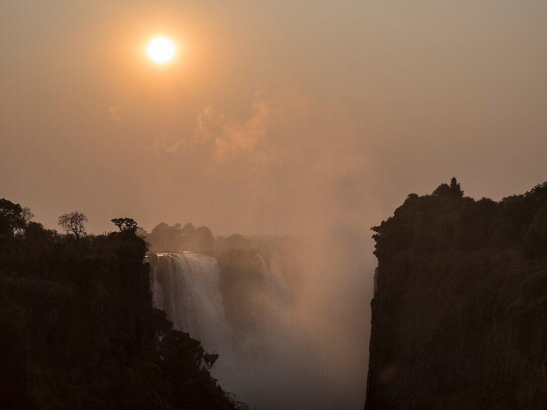 Afrika, Simbabwe, Victoriafälle. Blick auf den Wasserfall bei Sonnenaufgang