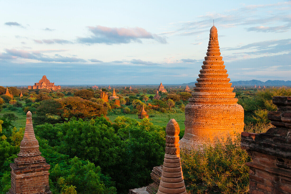 Antike Tempel und Pagoden bei Sonnenuntergang, Bagan, Mandalay Region, Myanmar
