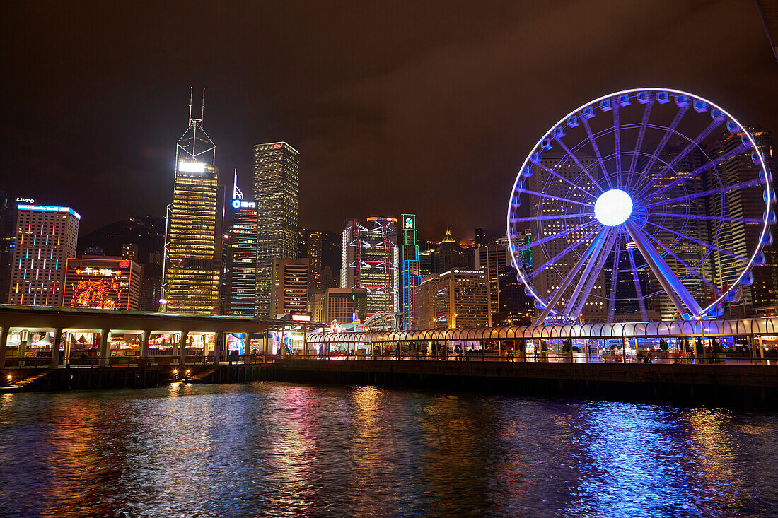 Victoria Harbor, Hongkong Observation Wheel und Wolkenkratzer, Central, Hongkong, China