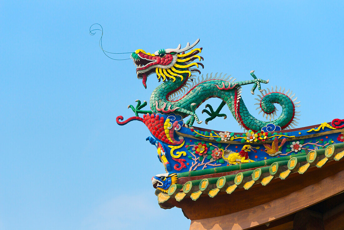 Drachenskulptur auf dem Dach des Süd-Putuo-Tempels, Xiamen, Provinz Fujian, China