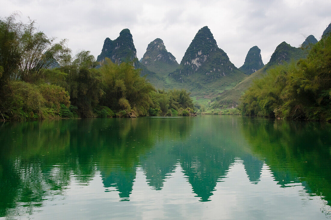 Karsthügel mit Longjiang-Fluss, Yizhou, Provinz Guangxi, China
