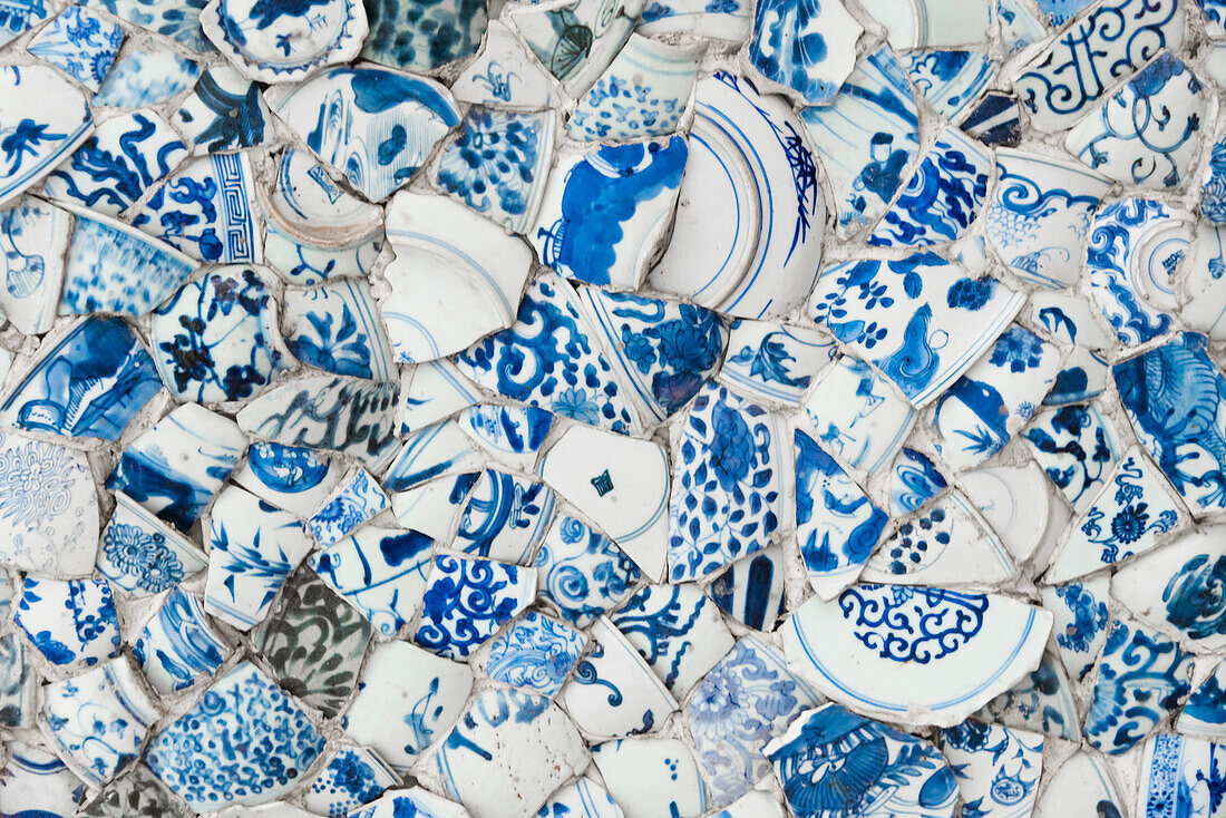 Mit blauem und weißem Porzellan verzierte Decke im Porzellanhaus (auch als China-Haus bekannt), mit auf das Gebäude zementiertem und aufgeklebtem Porzellan, Tianjin, China