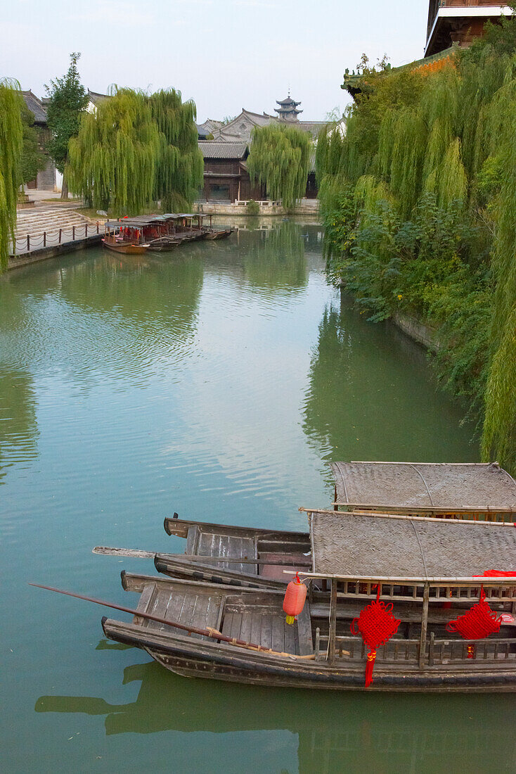 Traditionelle Häuser und Boote am Großen Kanal, alte Stadt Taierzhuang, Provinz Shandong, China