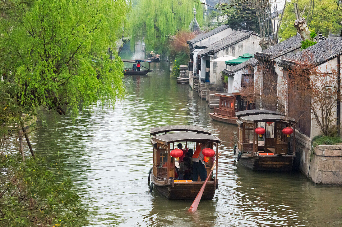 Ruderboot auf dem Großen Kanal, die alte Stadt Nanxun, Provinz Zhejiang, China