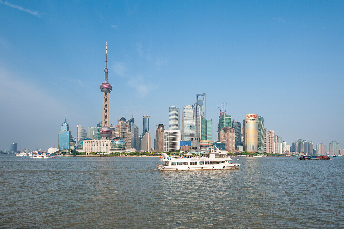 Skyline des Stadtteils Pudong und Huangpu-Fluss