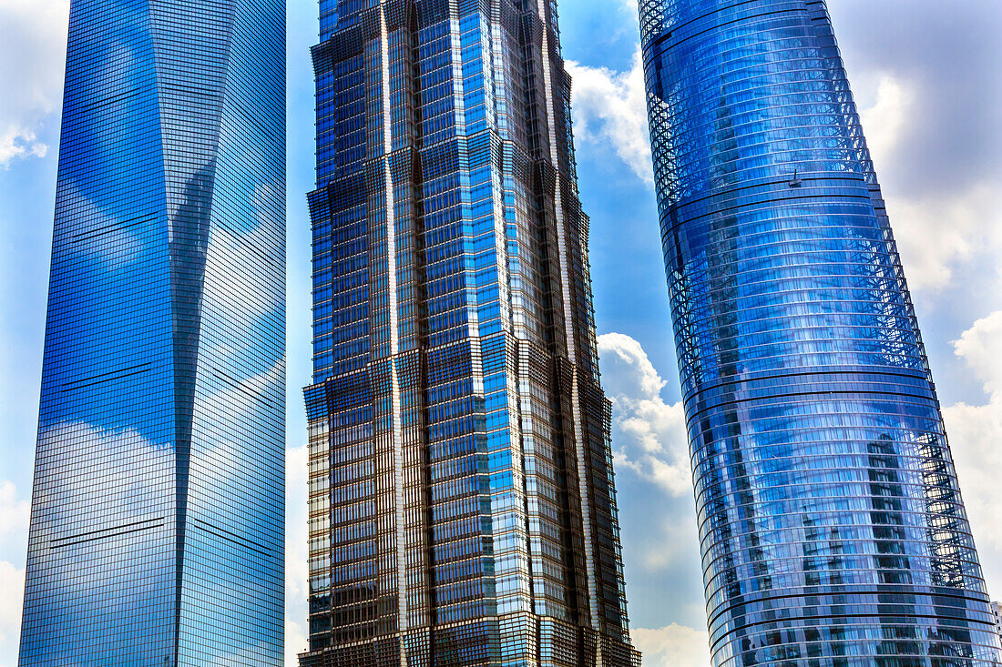 Drei reflektierende Wolkenkratzer, Liujiashui Financial District, Shanghai, China. Shanghai Tower, Shanghai World Financial Center und Jin Mao Tower