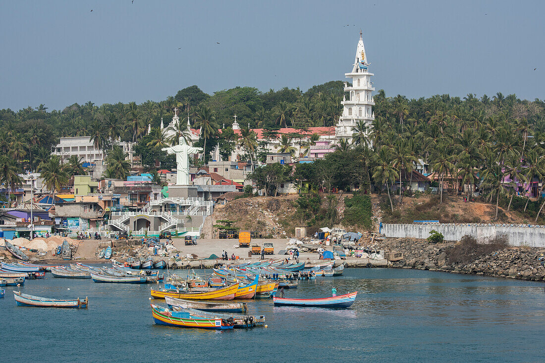 Indien, Bundesstaat Kerala, Malabarküste, Hafenstadt Villanjam (auch bekannt als Vizhinjam) an der Küste des Arabischen Meeres. Hafenansicht des Fischerdorfs mit dem St. Josephs-Schrein in der Ferne.