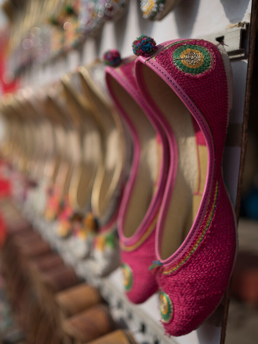 Schuhladen in Amritsar, Punjab, Indien.