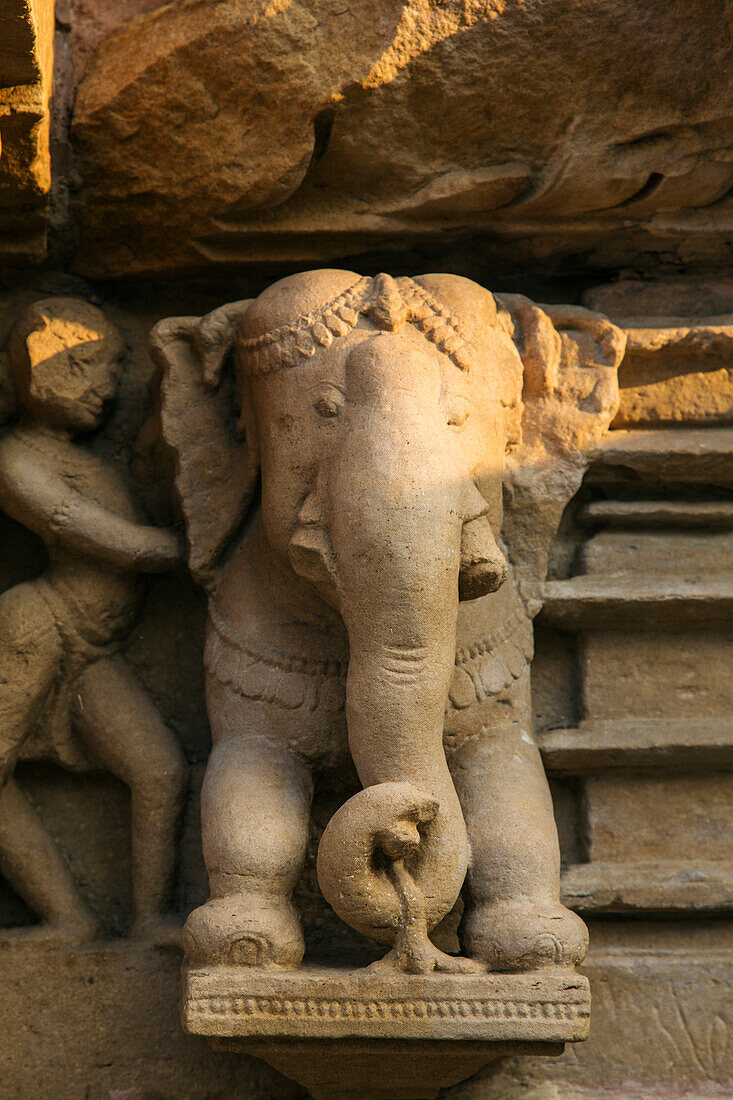 Nymphe und der Elefant, Khajuraho, Madhya Pradesh, Indien.