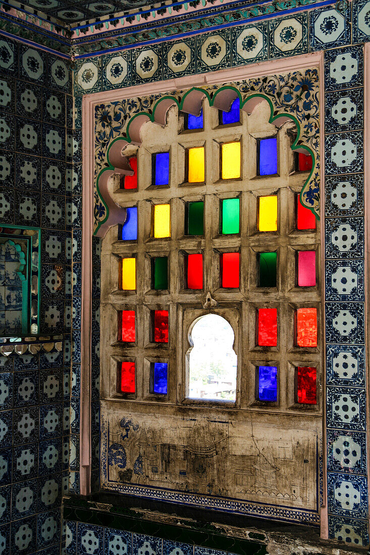 Udaipur, Rajasthan, Indien. Glasfenster mit byzantinischen Kacheln und Muschelbogen