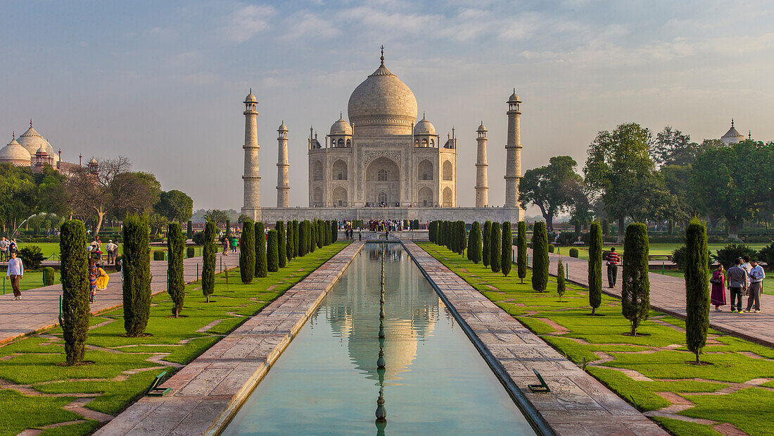 Indien. Blick auf das Taj Mahal in Agra, ein von Shah Jahan für seine Lieblingsfrau Mumtaz Mahal errichtetes Grabmal.