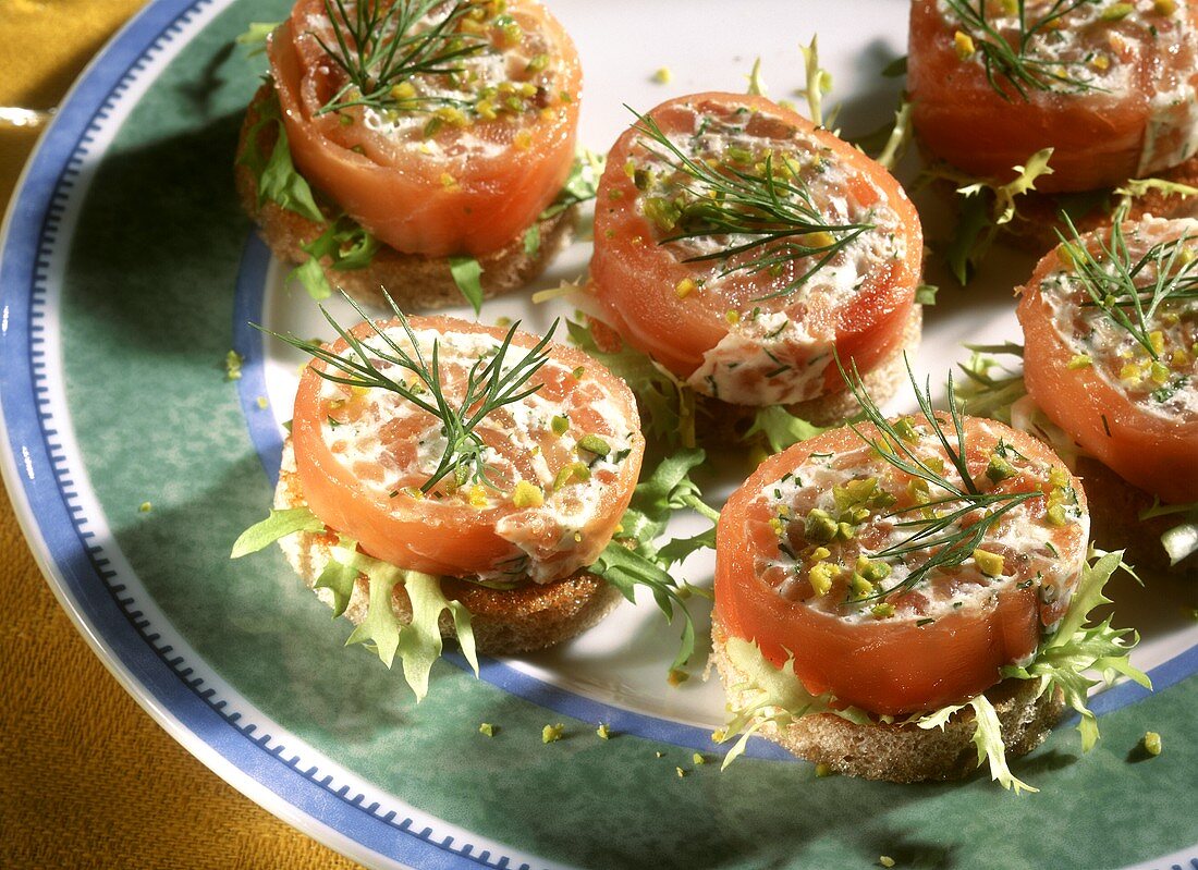 Kleine Canapés mit Lachsroulade