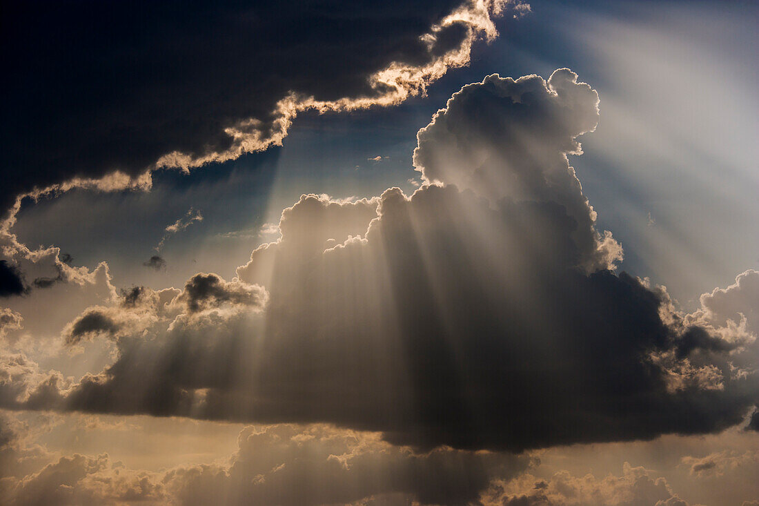 Sonnenstrahlen und Wolken, Togo, Afrika