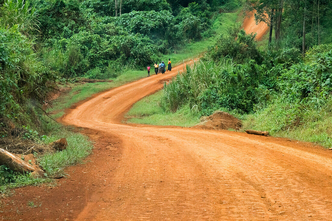 Einheimische, die auf einer unbefestigten Straße unterwegs sind, West-Uganda