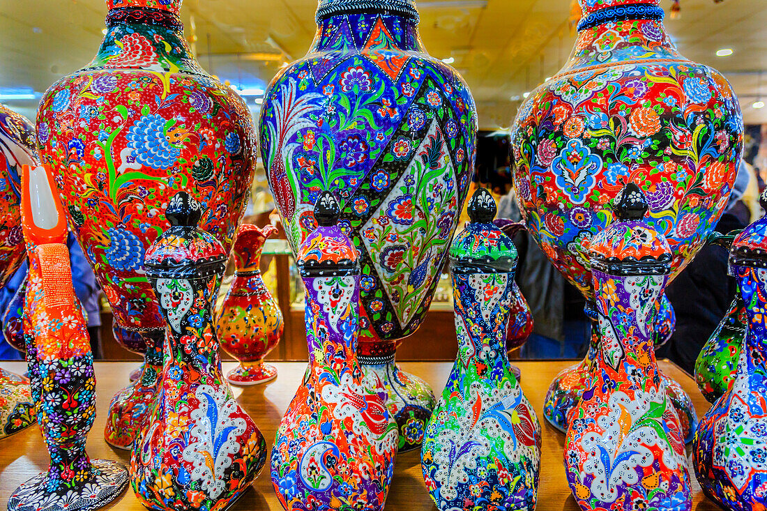 Alte arabisch-islamische Vasen mit rot-blau-orangem Blumenmuster aus Keramik, Madaba, Jordanien