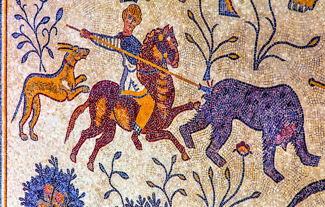 Mosaik aus dem 6. Jahrhundert, Gedächtniskirche, Berg Nebo, wo Moses das Heilige Land sah und begraben wurde. Das Mosaik ist wichtig wegen des Ikonoklasmus von 726 bis 846 n. Chr., der die Darstellung von Menschen in Ikonen und Mosaiken als gotteslästerlich dekretierte.