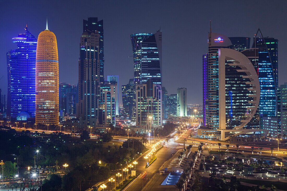 Katar, Doha, Doha Bay, West Bay-Wolkenkratzer, Blick von oben, Abenddämmerung