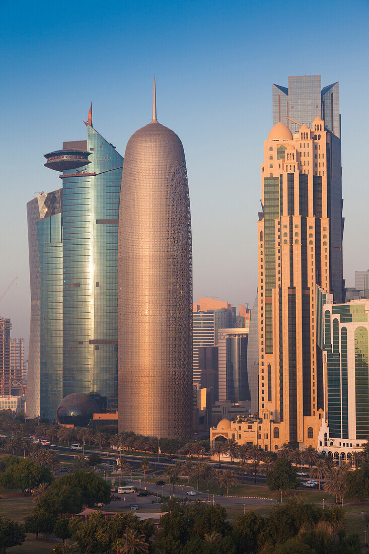 Katar, Doha, Doha Bay, West Bay-Wolkenkratzer mit World Trade Center und Burj Qatar