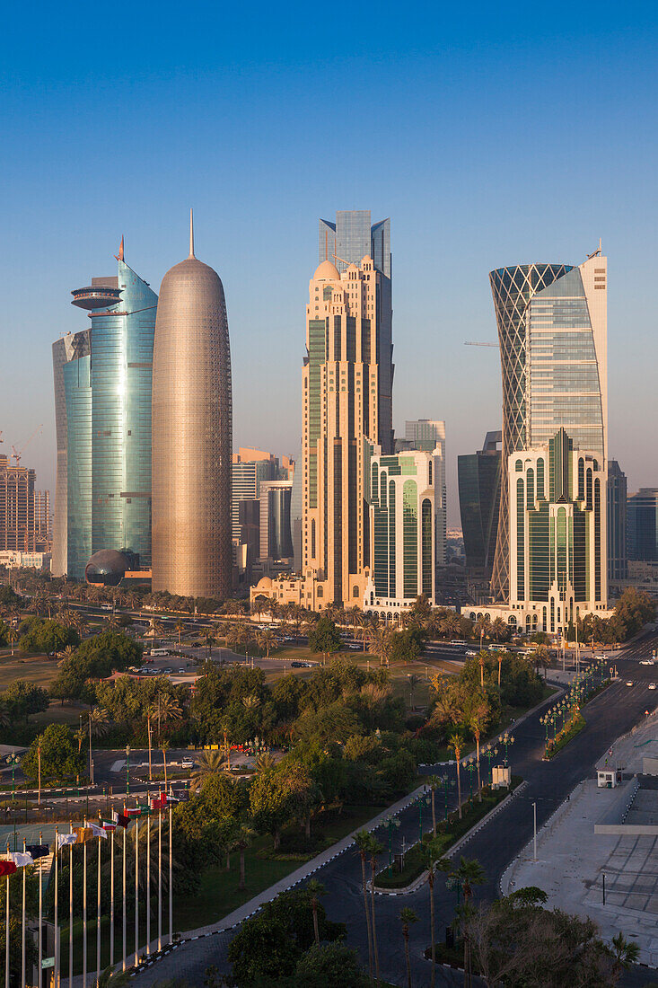 Katar, Doha, Doha Bay, West Bay Wolkenkratzer, Blick von oben, Dämmerung