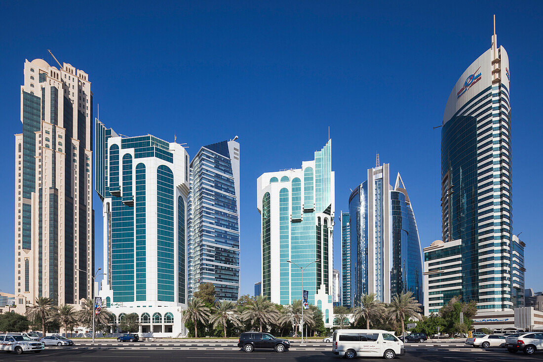 Katar, Doha, Doha Bay, West Bay-Wolkenkratzer, morgens
