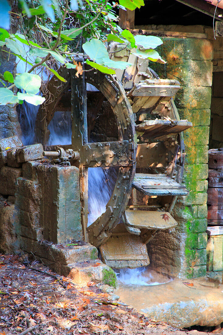 Türkei, Provinz Antalya, Antalya, Kursunlu-Wasserfälle (Kursunlu Selalesi) an einem der Nebenflüsse des Aksu-Flusses. Wasserrad.