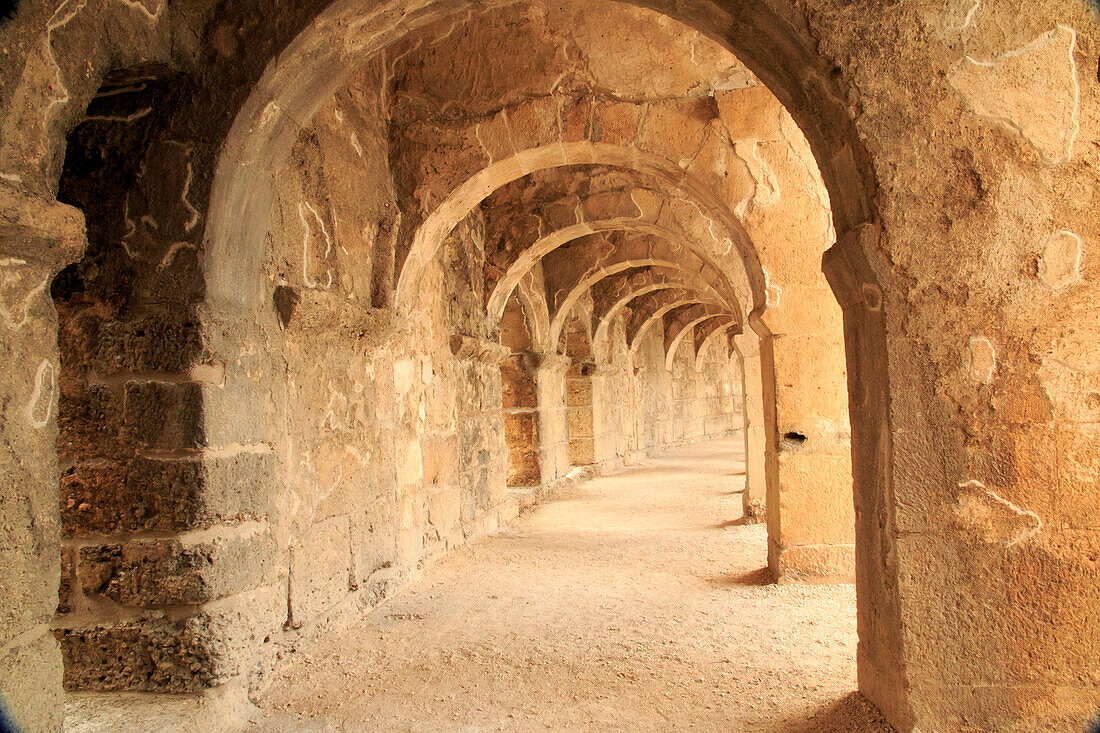 Türkei, Anatolien, Aspendos, römisches Theater aus dem zweiten Jahrhundert, erbaut von Kaiser Marcus Aurelius. Torbögen.