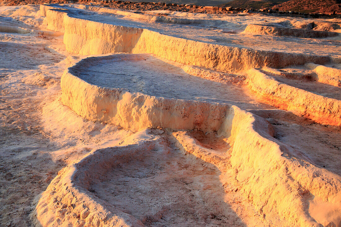 Türkei, Provinz Denizli, Tal des Flusses Menderes, Pamukkale. Die Baumwollburg, ein natürlicher Ort mit heißen Quellen und Travertinen, Terrassen mit Karbonat-Mineralbecken.