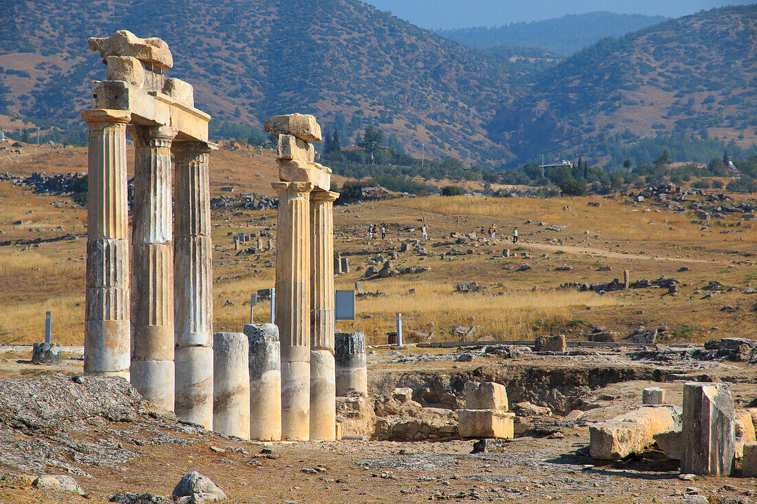 Türkei, Provinz Denizli, Tal des Flusses Menderes, Pamukkale. Ruinen von Hierapolis, gegründet 190 v. Chr. von Eumenes II, König von Pergamon. Entwickelte sich zu einem römischen Thermalbadzentrum.
