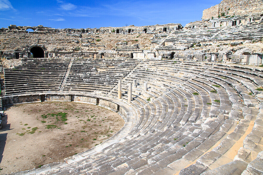 Türkei, Westküste Anatoliens, Provinz Aydin, Ruinen von Milet, in der Nähe der Mündung des Mäanderflusses im antiken Karien. Theater.