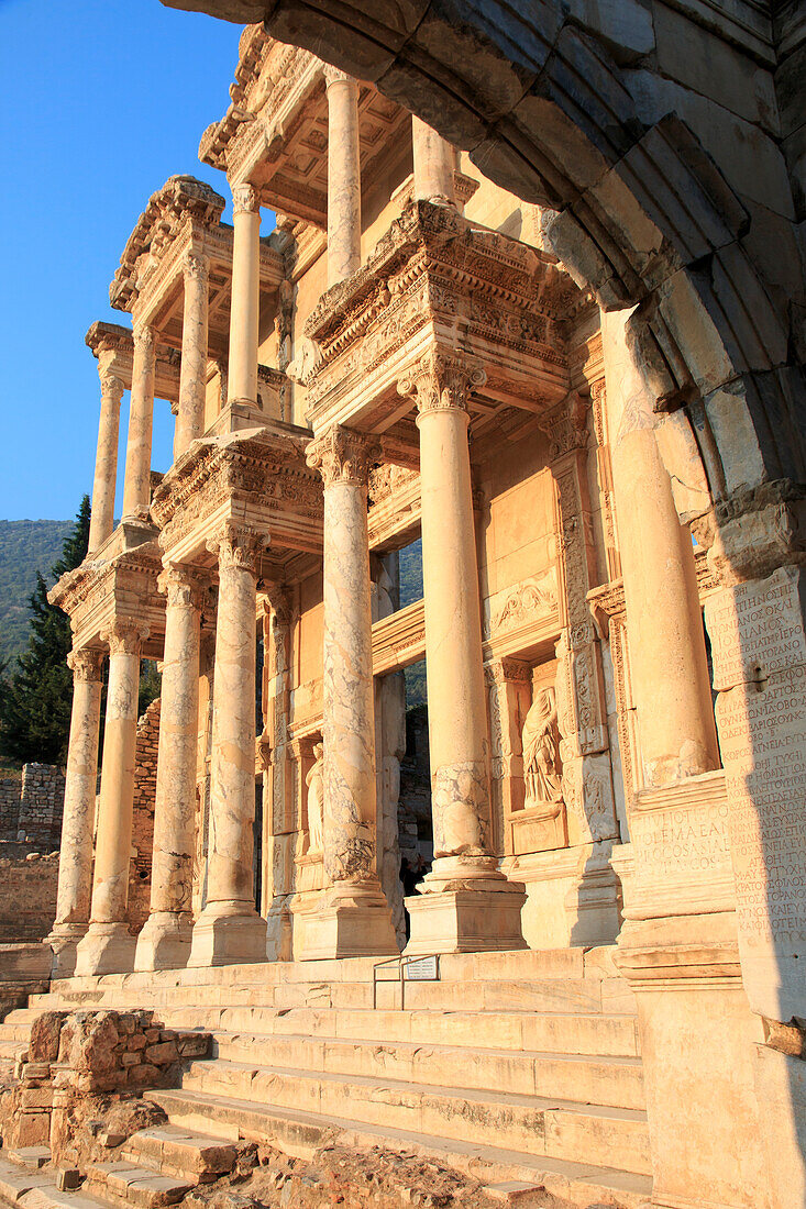 Türkei, Provinz Izmir, Selcuk, antike Stadt Ephesus, antikes Reise- und Handelszentrum an der Ägäis an der Mündung des Flusses Cayster. Bibliothek des Celsus.