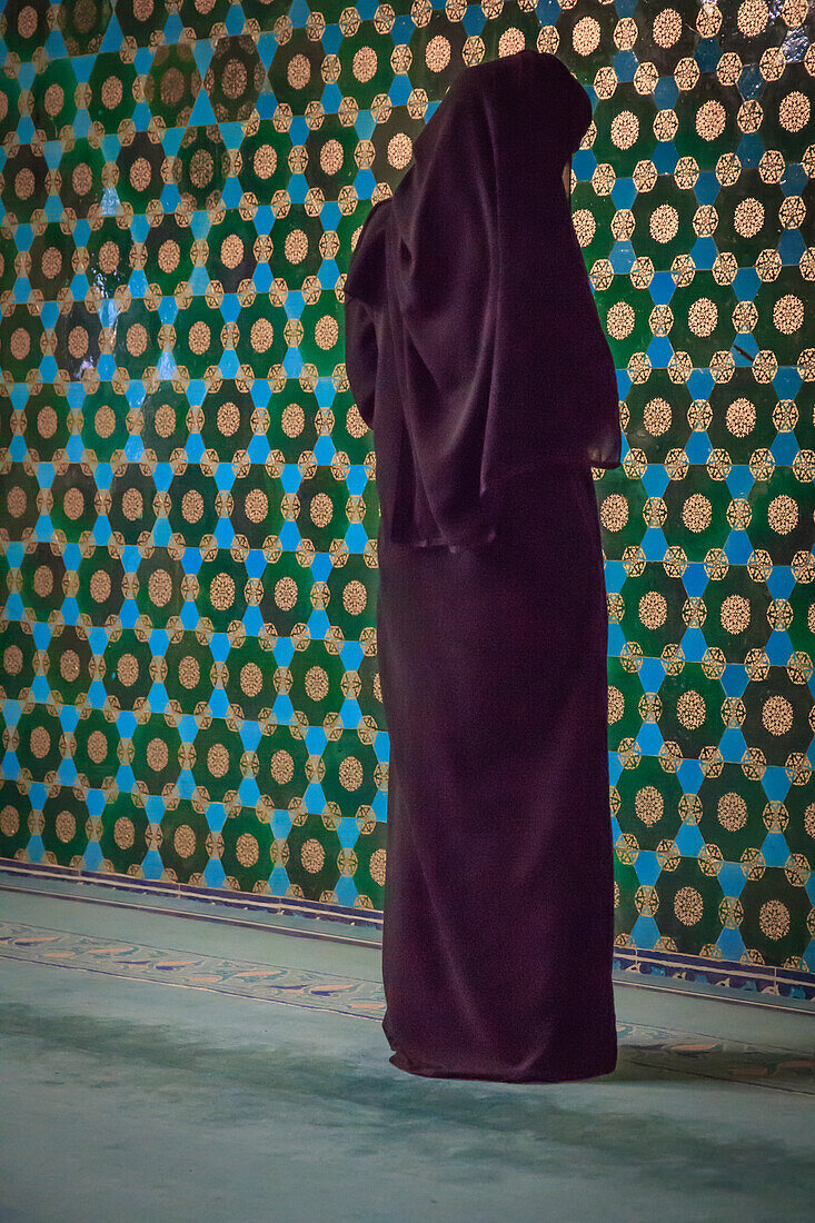 Türkei, Marmara, Bursa, Grüne Moschee, Yesil Cami. Bedeckte Frau beim Gebet.