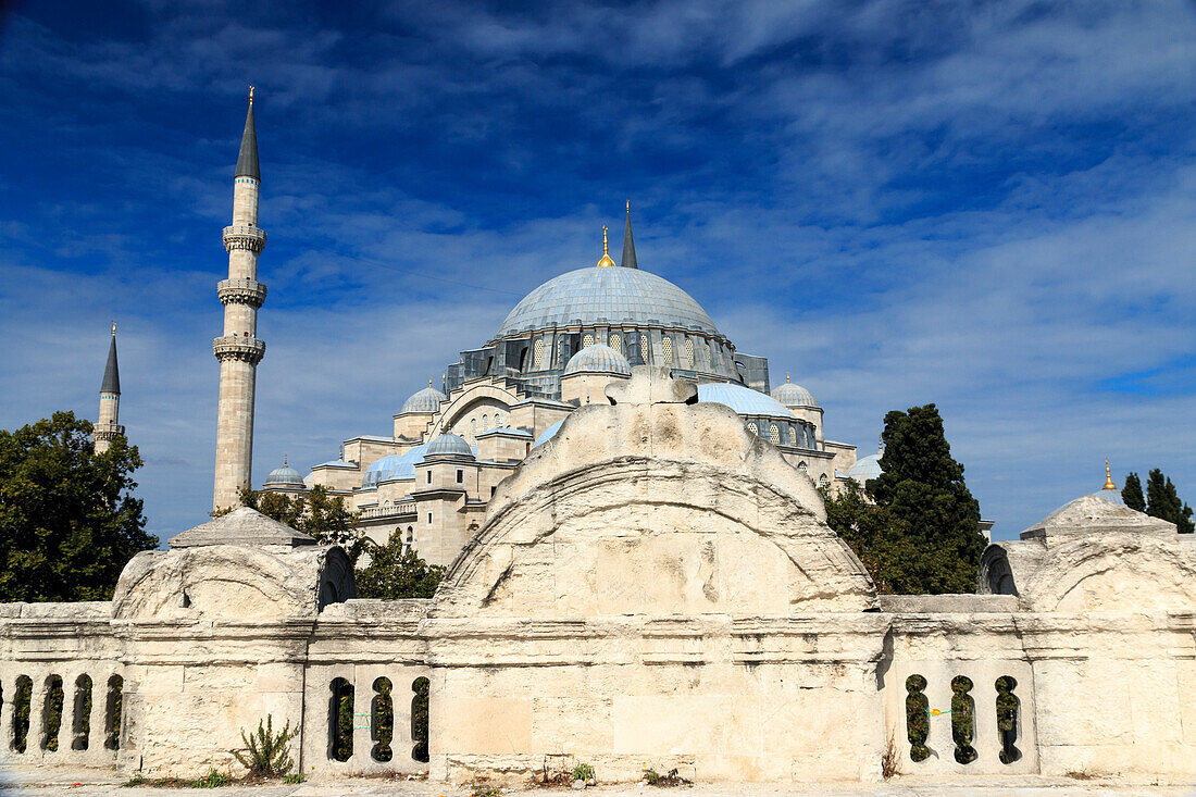 Türkei, Istanbul. Der Komplex der Süleymaniye-Moschee (Süleymaniye Camii) ist eine osmanische kaiserliche Moschee, die sich auf dem Dritten Hügel von Istanbul befindet.