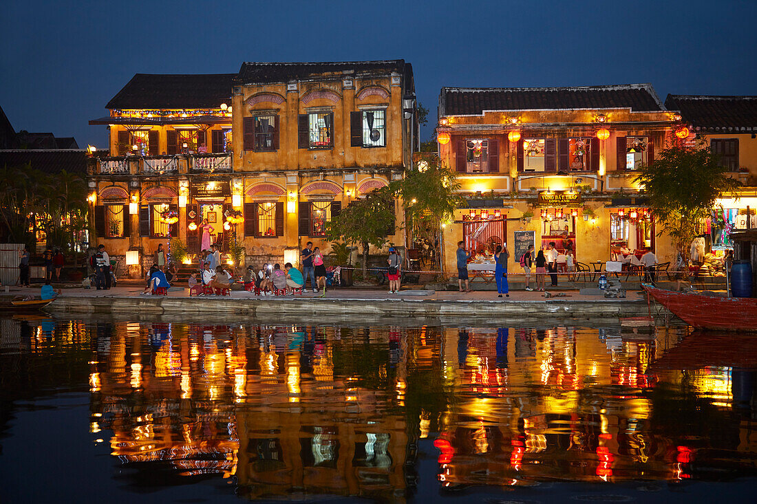 Restaurants und Touristen in der Abenddämmerung im Thu-Bon-Fluss, Hoi An (UNESCO-Welterbe), Vietnam