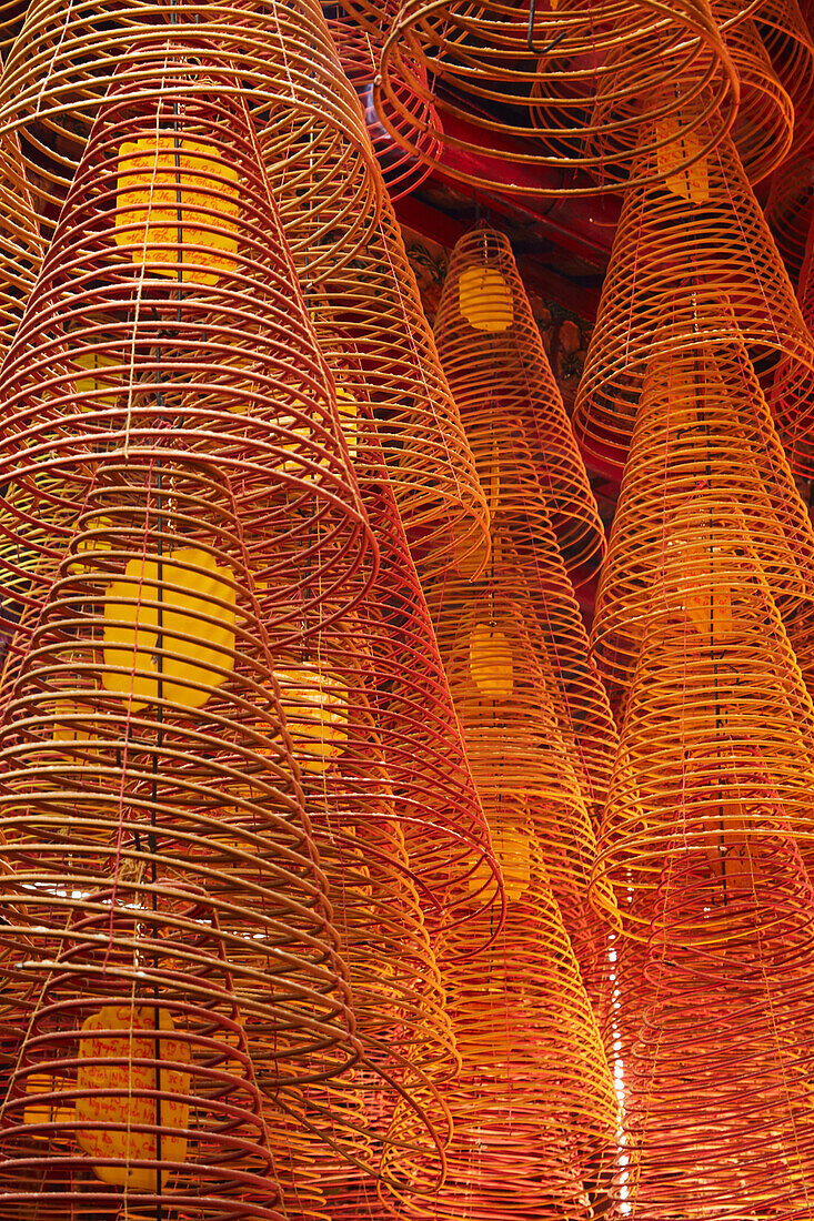 Weihrauchspulen in der Ong-Pagode, Can Tho, Mekong-Delta, Vietnam