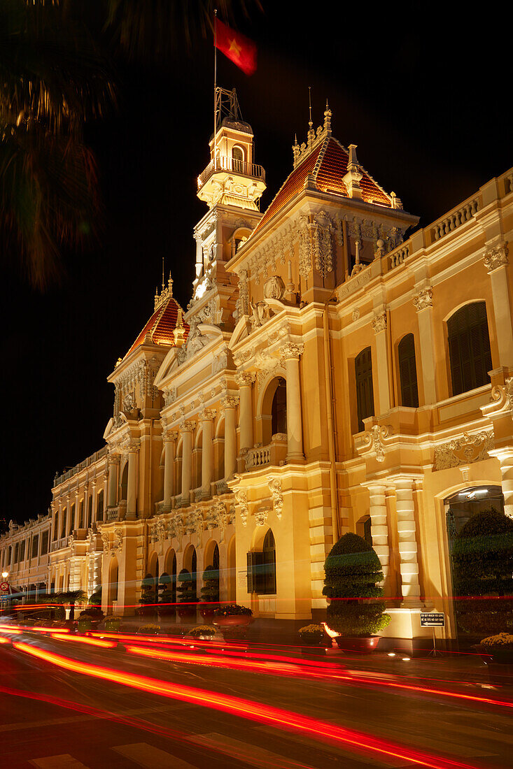 Historisches Gebäude des Volkskomitees (ehemaliges Hotel de Ville de Saigon) bei Nacht, Ho-Chi-Minh-Stadt (Saigon), Vietnam