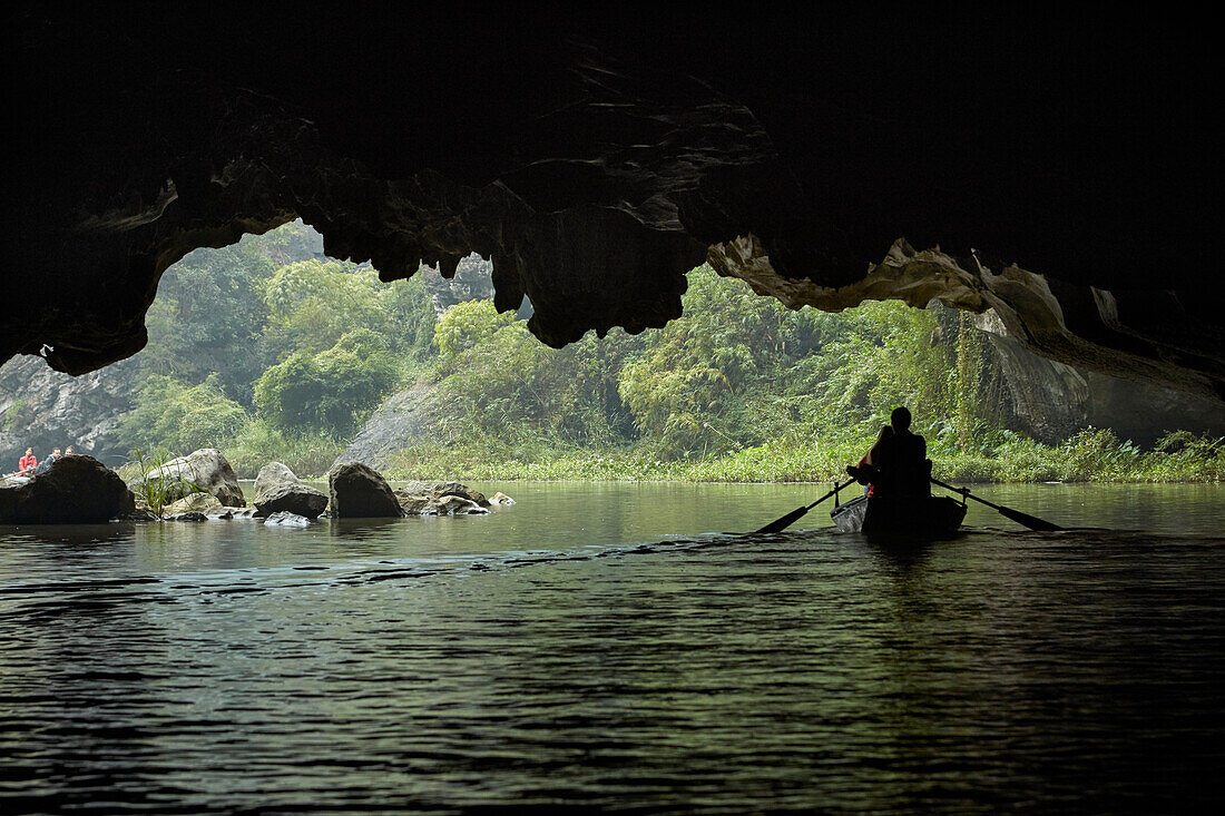 Touristen in der Höhle von Tam Coc (drei Höhlen), Bootsfahrt auf dem Ngo Dong-Fluss, UNESCO-Welterbegebiet, bei Ninh Binh, Vietnam