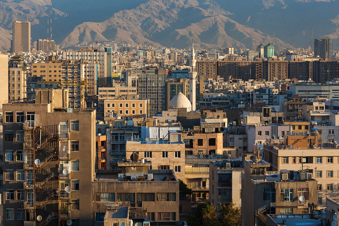 Iran, Teheran, Erhöhte Stadtansicht mit Moschee, Dämmerung