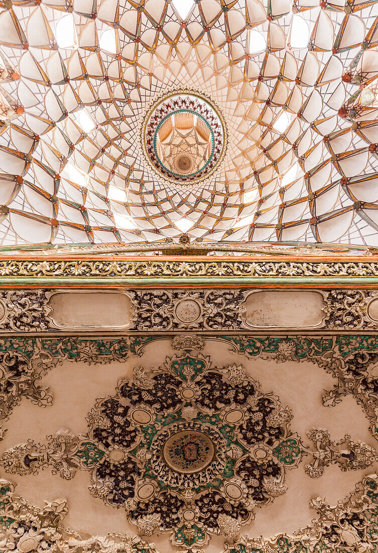 Zentraliran, Kashan, Khan-E Boroujerdi, Haus eines traditionellen Teppichhändlers, verziertes Stuckwerk