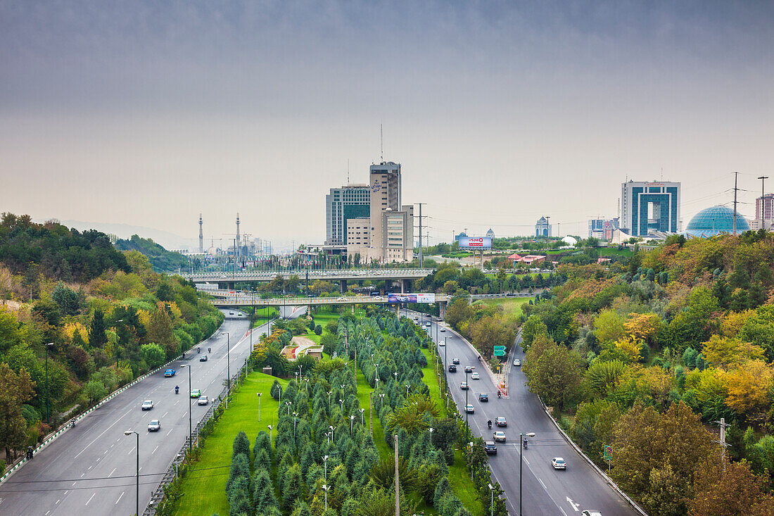 Iran, Teheran, Stadtsilhouette von der Pole E Tabiat Naturbrücke