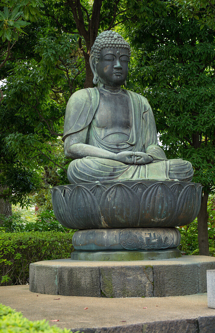 Tokio, Japan. Ruhiger Bereich mit Buddha-Statue im Sensoji-Tempel, dem ältesten Tempel Tokios