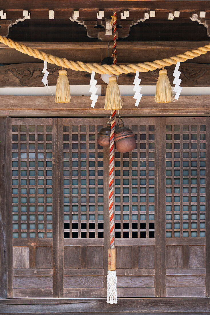 Strohseil-Dekoration in einem Tempel, Gujo Hachiman, Präfektur Gifu, Japan