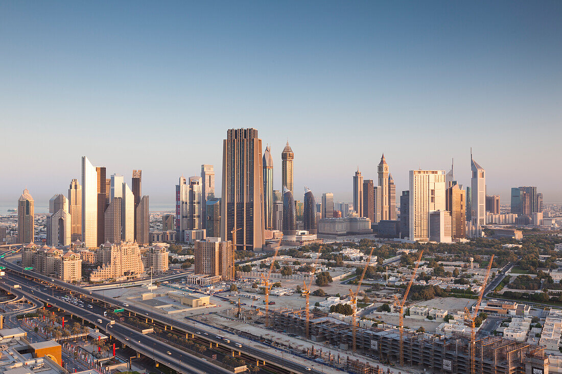 VAE, Stadtzentrum Dubai. Erhöhte Ansicht der Wolkenkratzer an der Sheikh Zayed Road vom Stadtzentrum aus