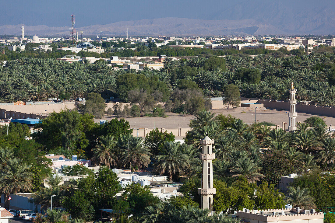 VAE, Al Ain. Erhöhter Blick auf die Stadt und die Oase Al Ain