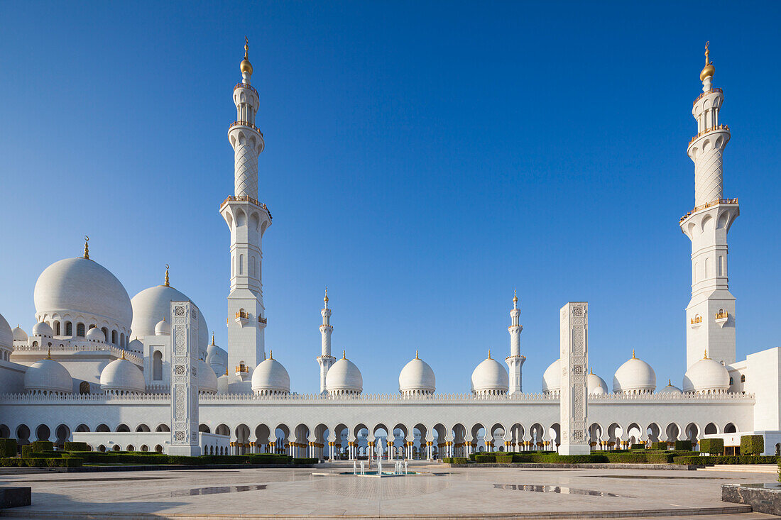 UAE, Abu Dhabi. Sheikh Zayed bin Sultan Mosque