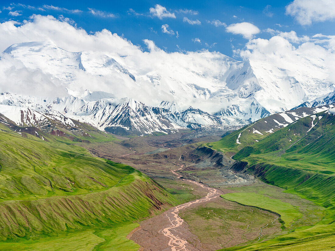 Die Gipfel des Pik Kurumdy (6614 m) im Dreiländereck von Kirgisistan, China und Tadschikistan. Das Alaj-Tal im Pamirgebirge. Zentralasien, Kirgisistan