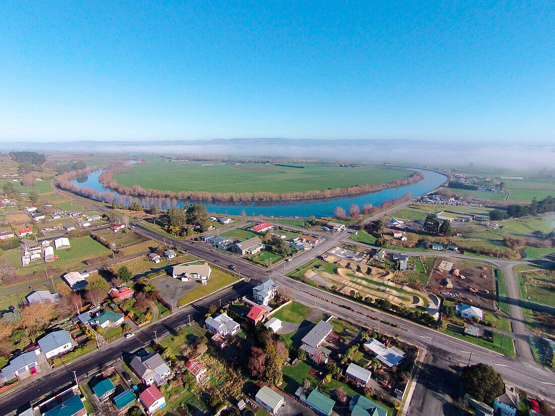 Kaitangata und Clutha River in der Nähe von Balclutha, Clutha District, South Otago, Südinsel, Neuseeland, Drohnenaufnahme